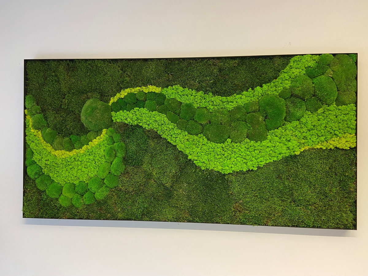 Großes vertikales Moosbild mit grünen Hügel- und Flächenstrukturen an einer Innenraum-Wand